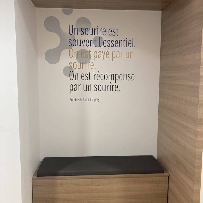 design mural médico social vitrophanie